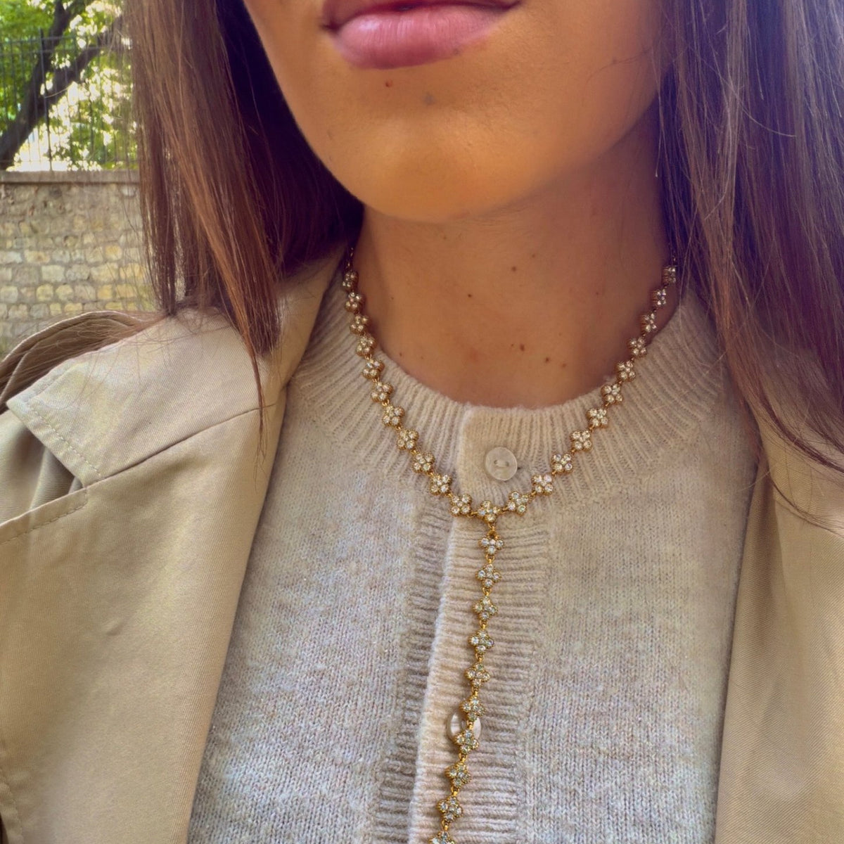 Collier Anastasia blanc porté, collier en Y à trèfles sertis de strass