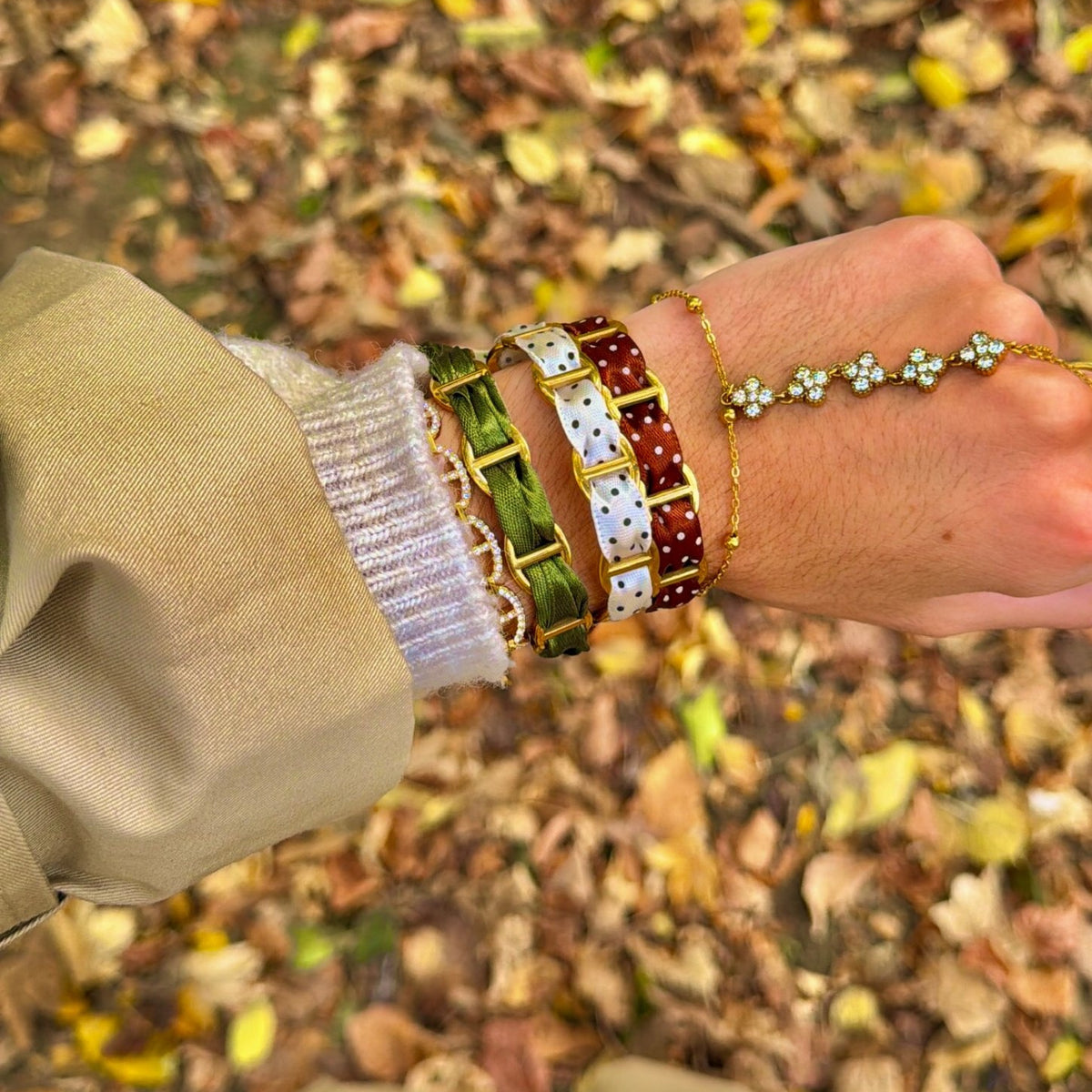 Jonc Hazel porté au poignet, bracelet ruban marron à pois blancs