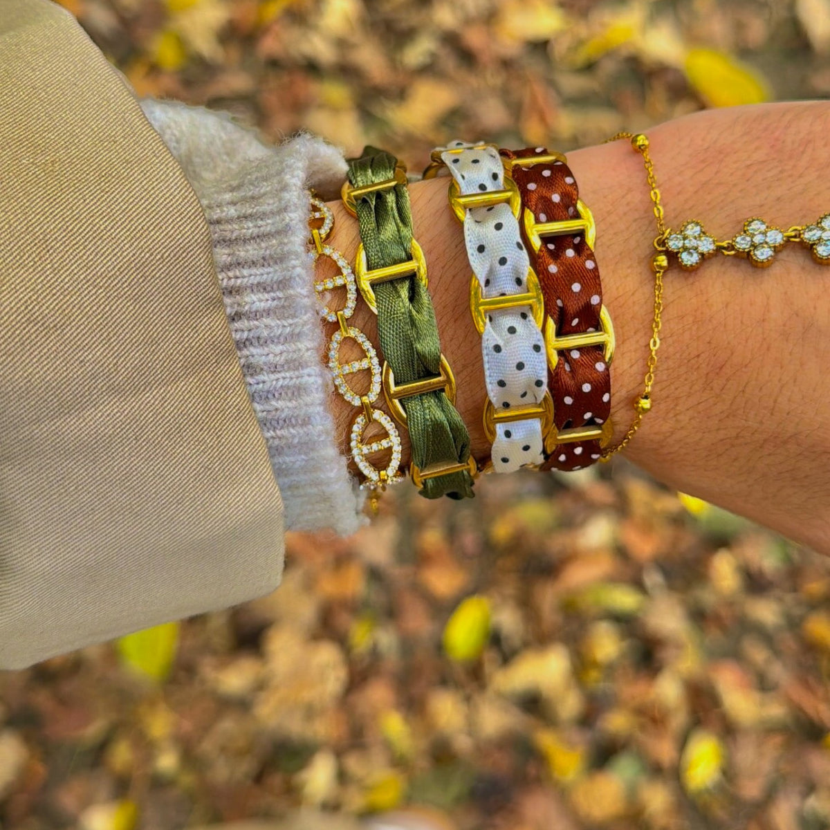 Jonc Hazel porté en accumulation avec d'autres bracelets ruban