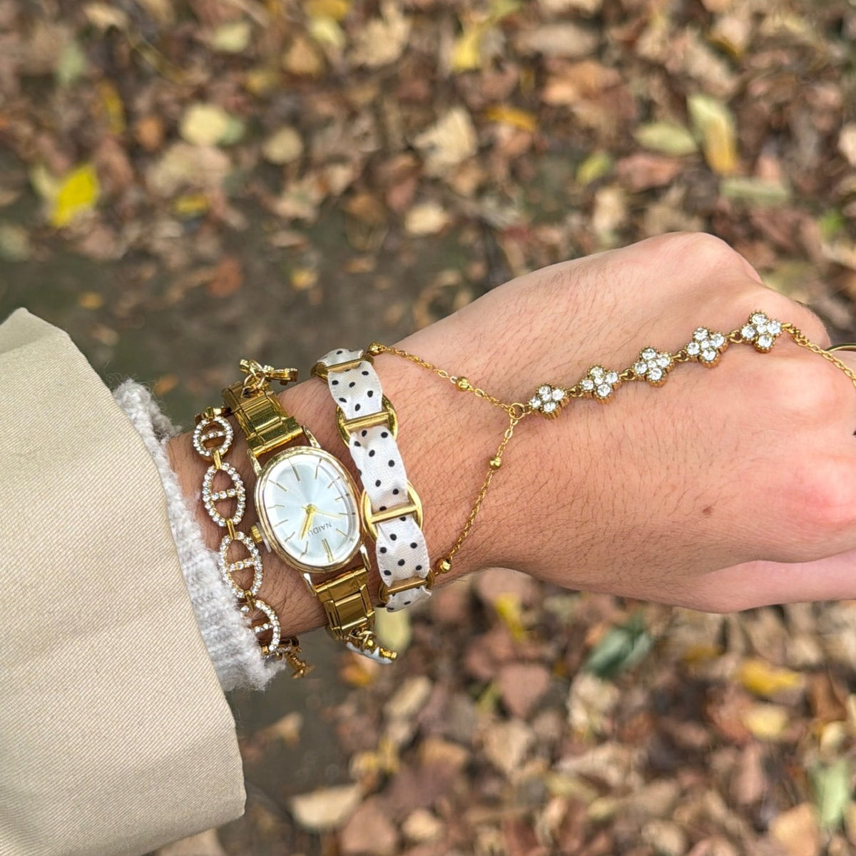 Jonc Polka porté au poignet, bracelet ruban blanc à pois noirs