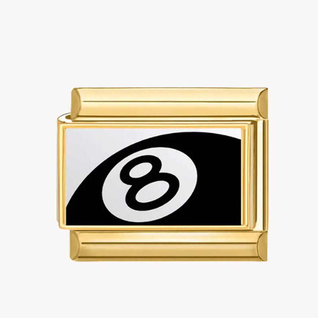 Charm italien Charm billard 8 : boule de billard noire avec le 8 blanc, cassée en diagonale sur fond blanc
